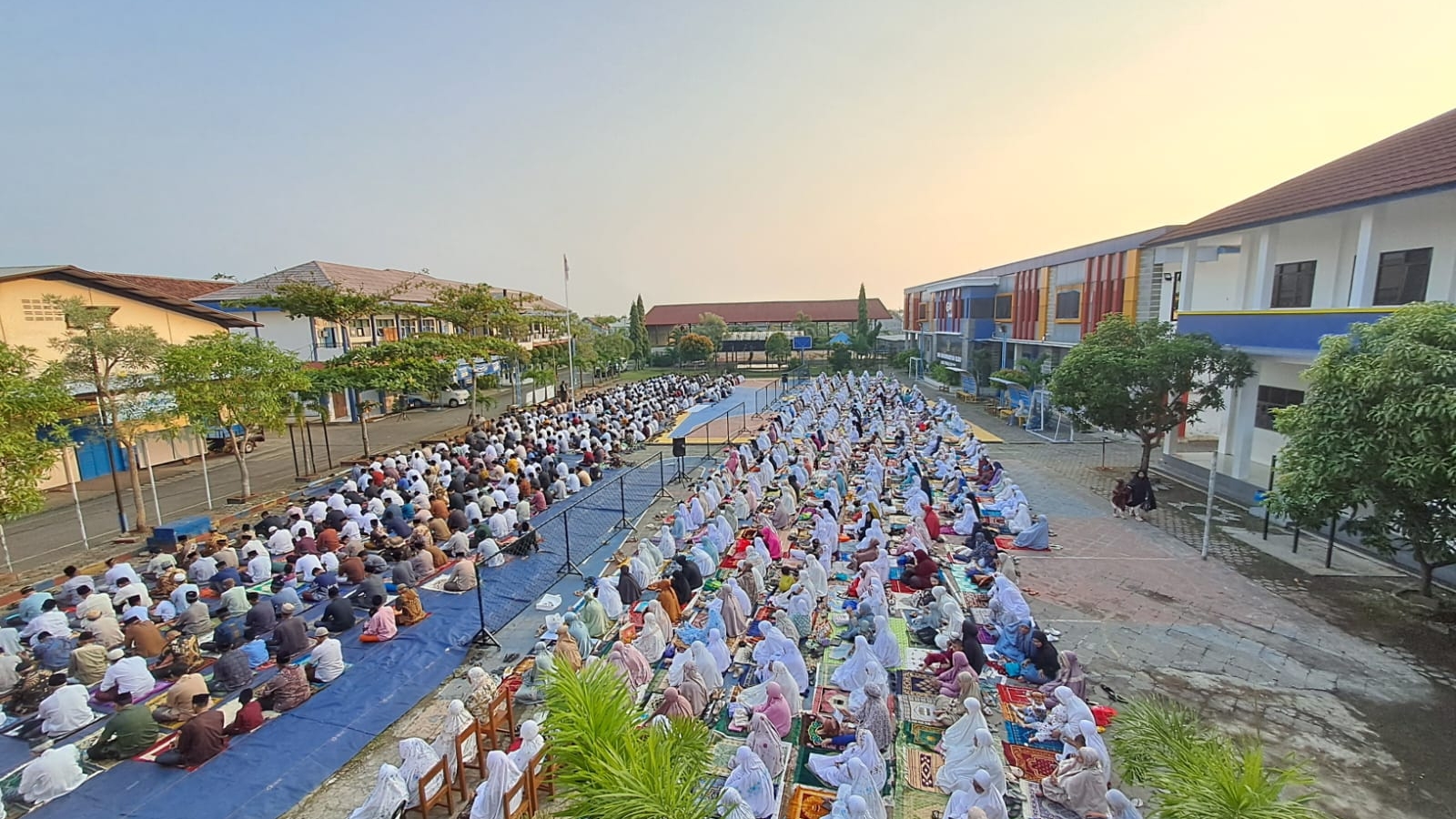 Ribuan Muslim melaksanakan Salat Idul Adha 1445 H di Halaman SMK Muhammadiyah Bligo, Senin (17/6/2024)