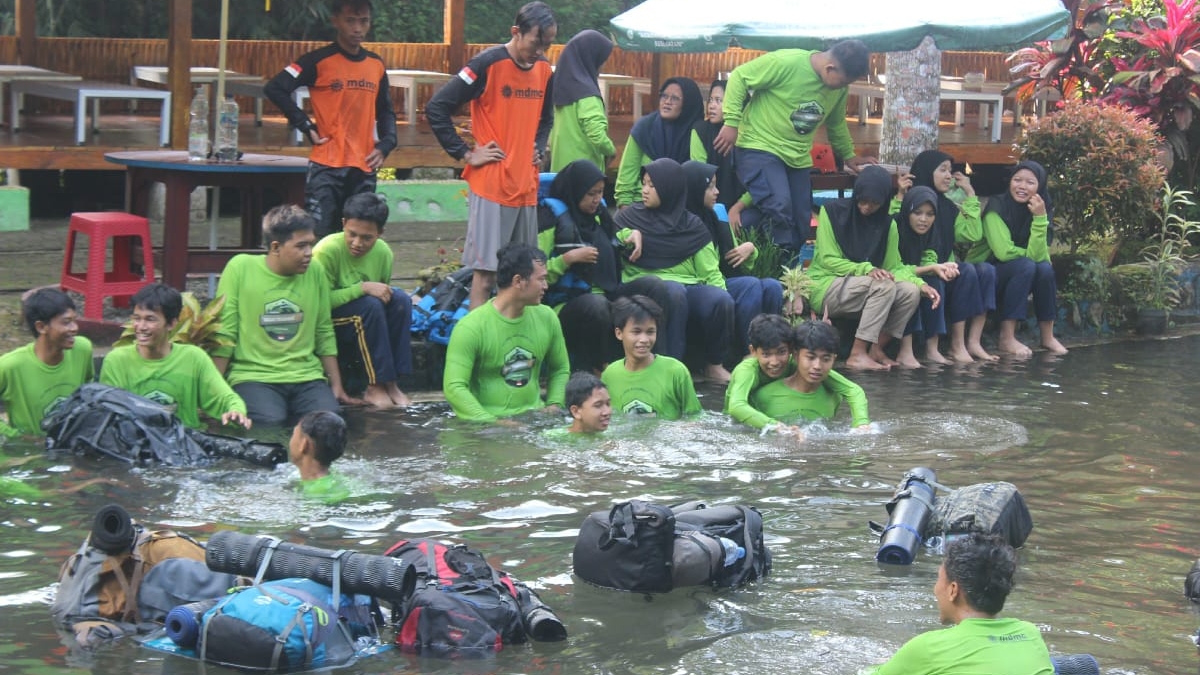 Jelajahi Hutan, PMR Wira Ikuti Kegiatan Bareng MDMC Pekalongan